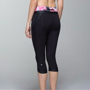 Lululemon Chase Me Crop II in Secret Garden Floral Black - Size 6